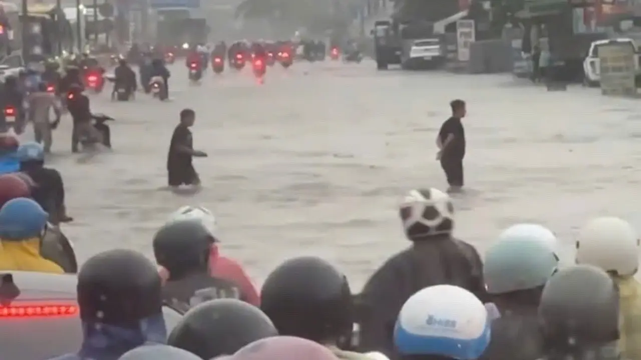 Quốc lộ 51 'thành sông' sau mưa lớn