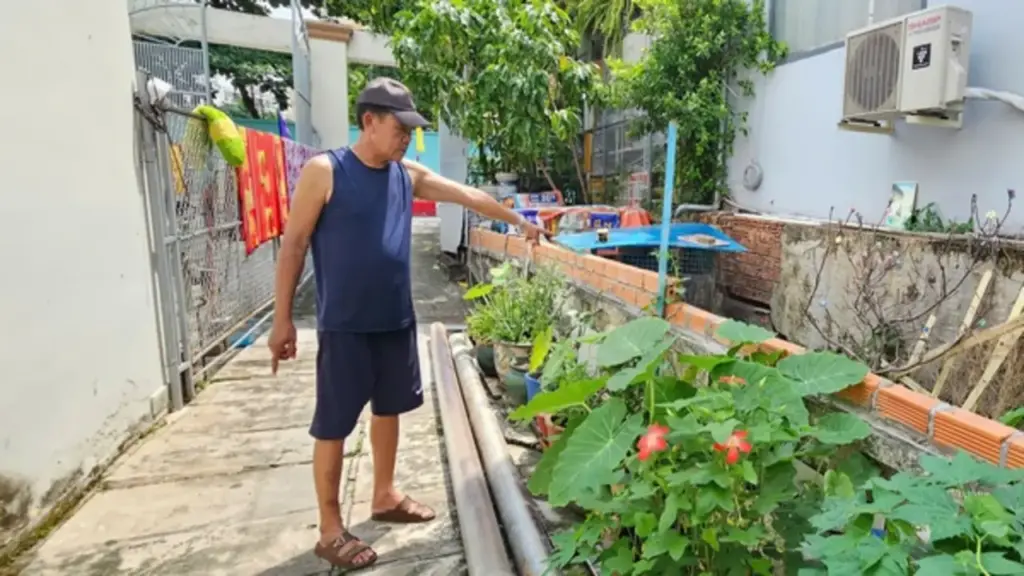 Rạch Ông Dí bị lấn chiếm? Người dân TP.HCM nói mưa lớn là nước tràn vào nhà