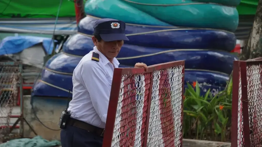 Rào chắn một phần công viên Lê Thị Riêng để chuẩn bị tìm hài cốt liệt sĩ