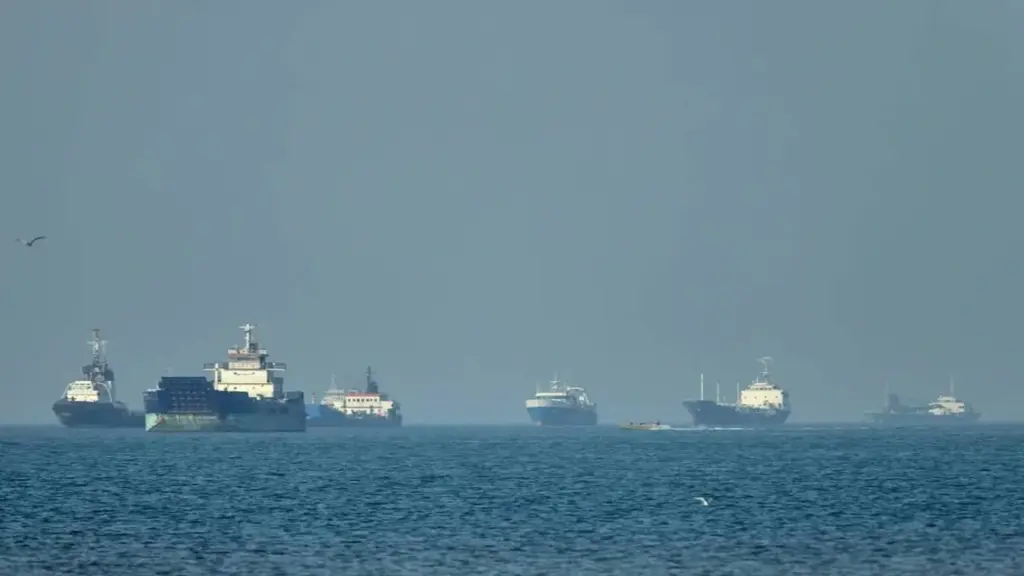 Rộ tin Mỹ bí mật dẫn tàu qua eo biển Hormuz