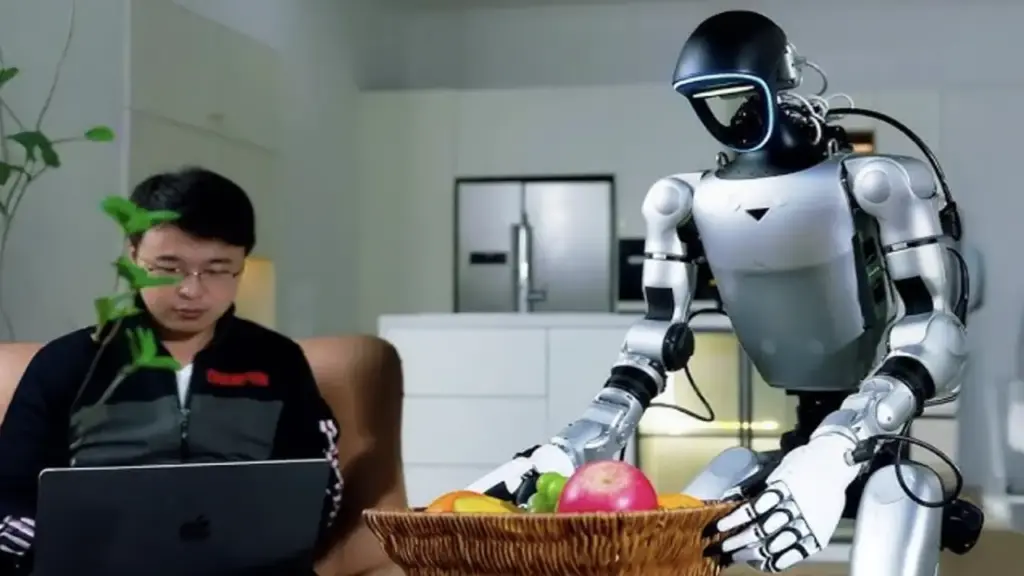 Robot hình người loay hoay đi từ sân khấu đến đời thực