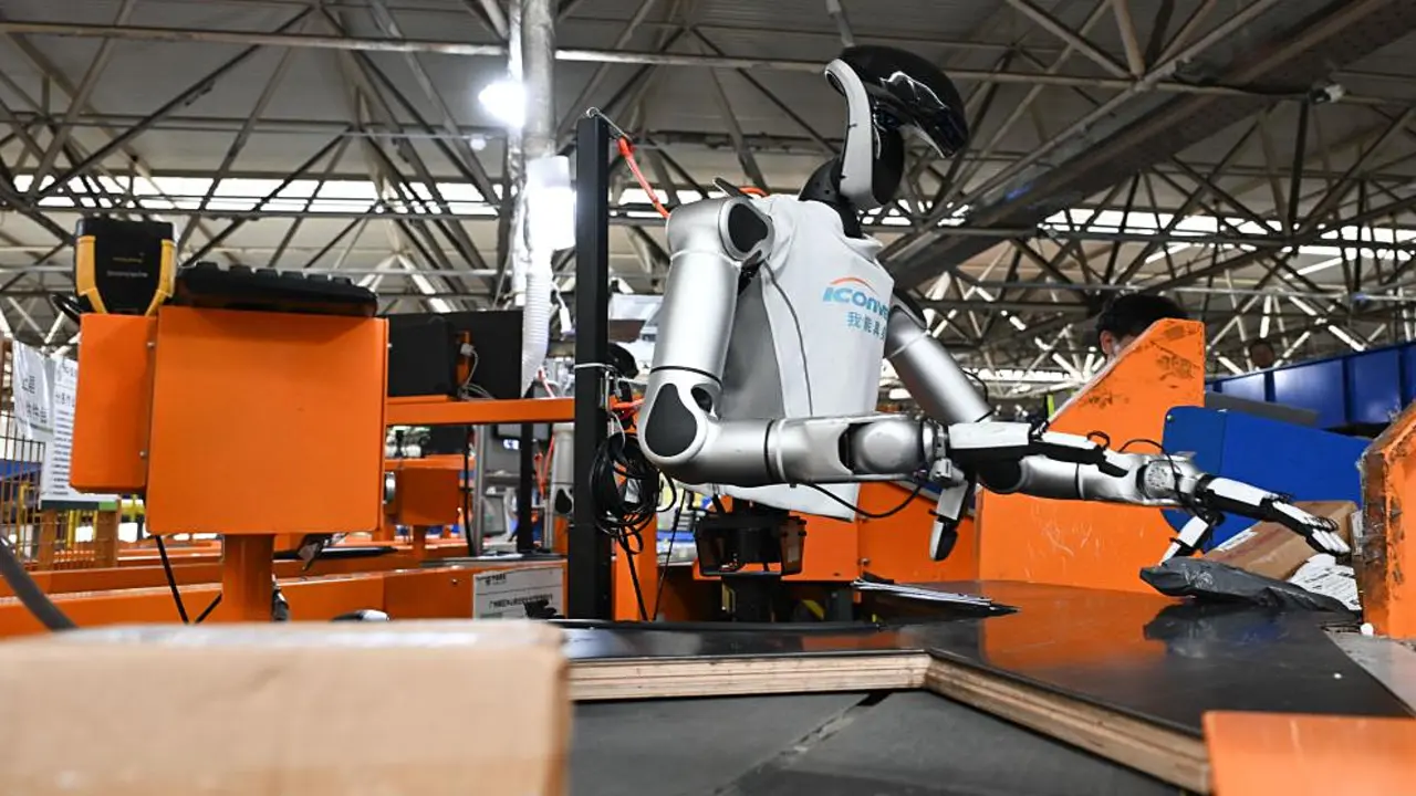Robot hình người phân loại 1.200 bưu kiện mỗi giờ