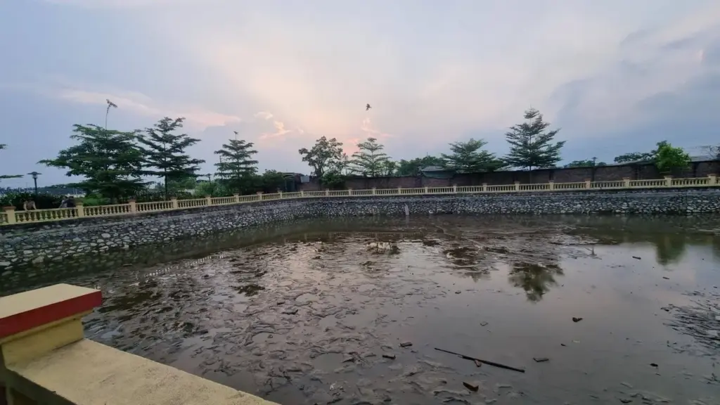 Rơi dây chuyền dưới giếng làng ở Hà Nội, vợ chồng thuê máy bơm hút cạn nước