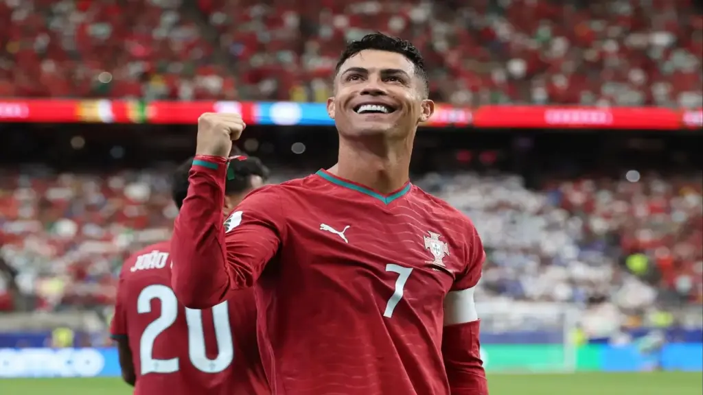 Ronaldo vượt Messi, lập kỷ lục chưa từng có ở World Cup