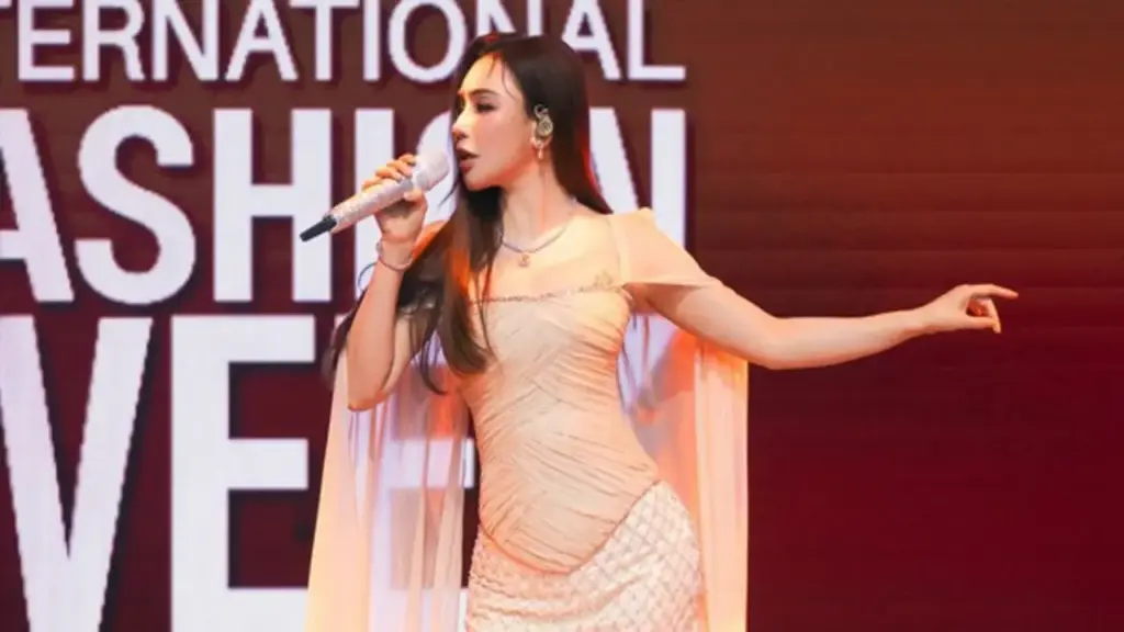 Sắc vóc quyến rũ của Hồ Quỳnh Hương ở tuổi 46