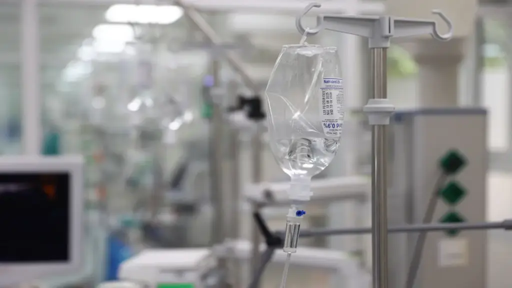 Sai lầm dùng dao thớt khiến người phụ nữ bị 2 con sán dài 10 cm làm tổ ở tay