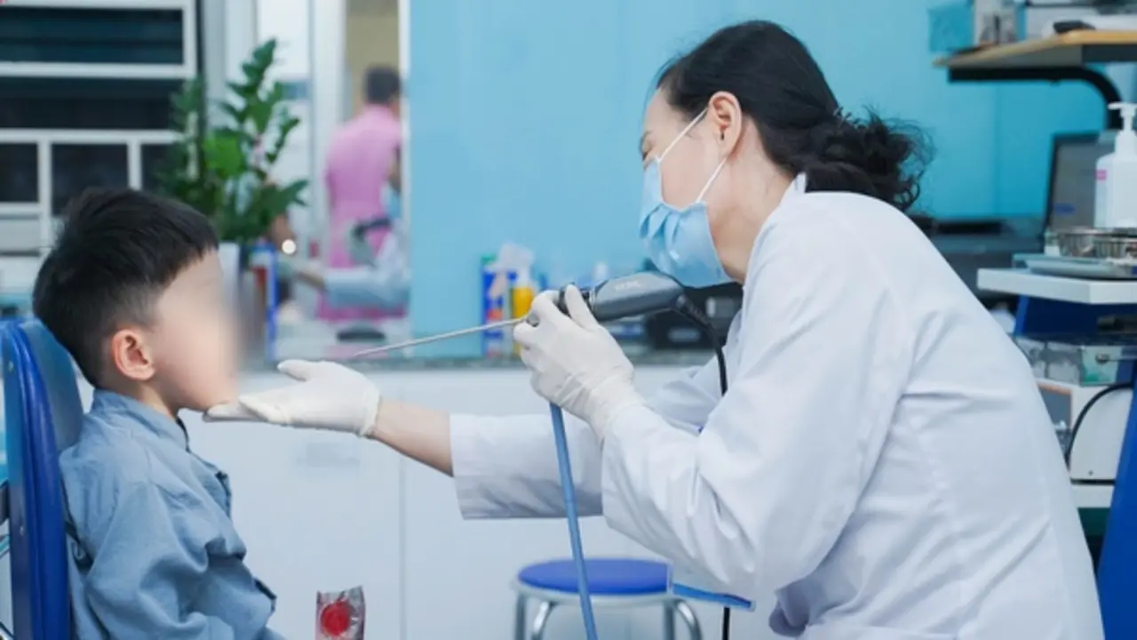 Sai lầm nguy hiểm cha mẹ hay mắc khiến trẻ dễ bị viêm thanh quản cấp vào mùa hè