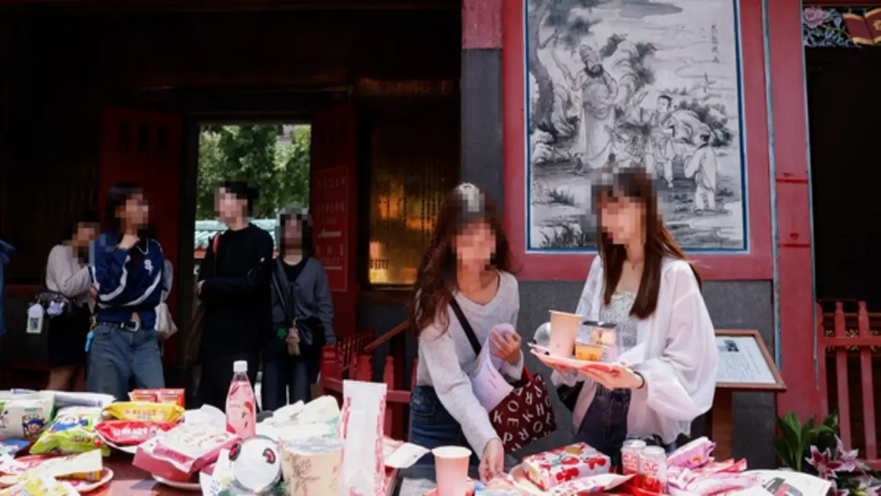 Săn vé BTS: Khi fan cầu cứu 'thế giới tâm linh'