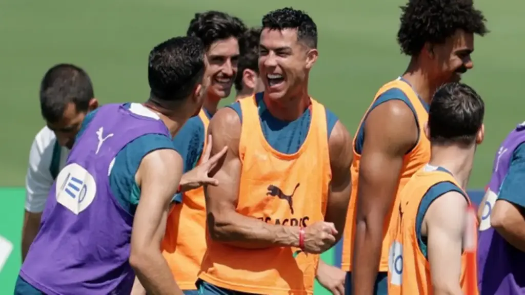 Sao M.U bảo vệ quyết liệt Ronaldo, nói lời gay gắt: ‘Có những người không muốn Bồ Đào Nha thắng’