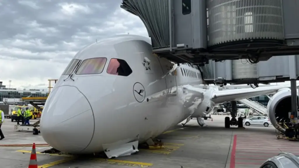 Sập càng đáp trước máy bay Boeing, nhiều người bị thương