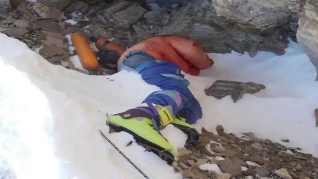 Sắp giải mã bí ẩn 30 năm về "đôi giày xanh" nằm trên đỉnh Everest