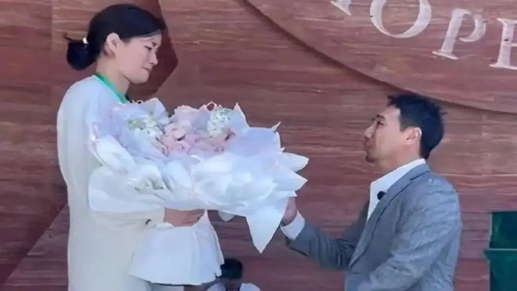 Sau 5 năm chống ung thư, chàng trai Trung Quốc cầu hôn bác sĩ cứu mạng mình