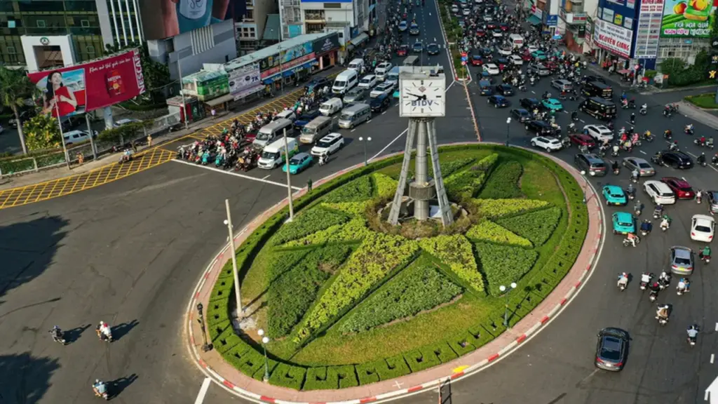 Sau một tháng thí điểm chạy theo đèn tín hiệu, giao thông tại vòng xoay Nguyễn Bỉnh Khiêm ổn định