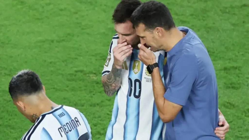 Scaloni đáp trả HLV Ancelotti khi chê Argentina ‘đá chậm’, tiết lộ Messi rất ổn