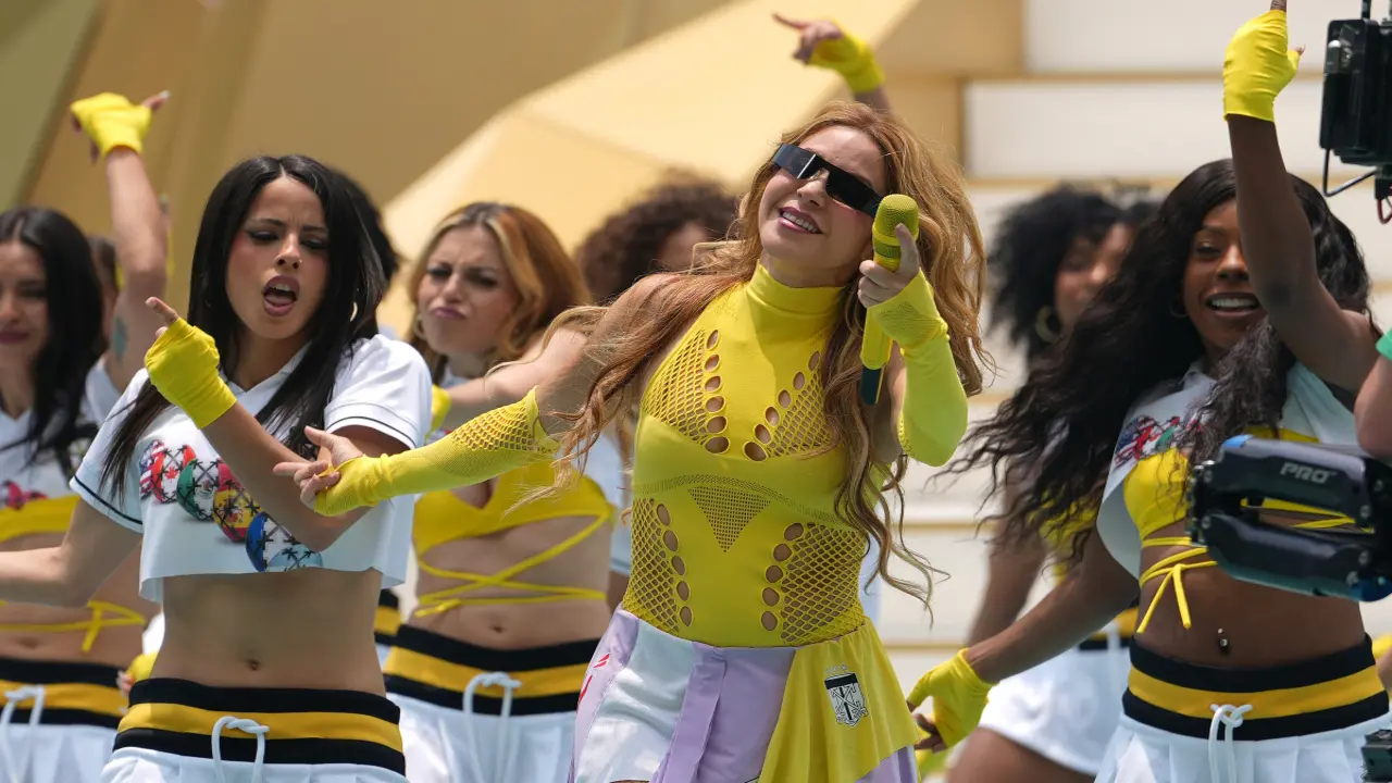 Shakira dự World Cup nhiều hơn Italy trong 20 năm