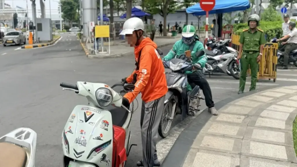 Shipper, xe ôm công nghệ đeo tai nghe chỉ đường Google Maps có bị phạt?