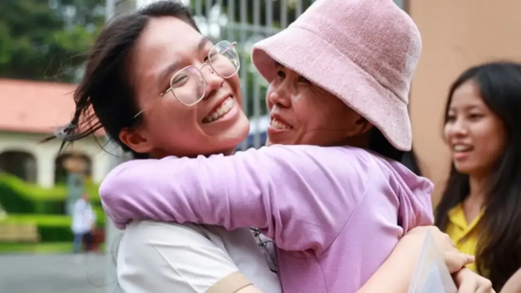 Sĩ tử TP.HCM rạng rỡ trong vòng tay cha mẹ ngày đầu thi tuyển sinh lớp 10