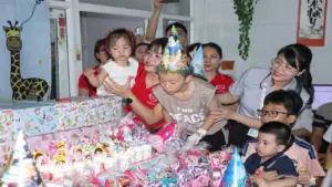 Sinh nhật đặc biệt của cậu bé 9 tuổi, một năm đi viện 12 lần