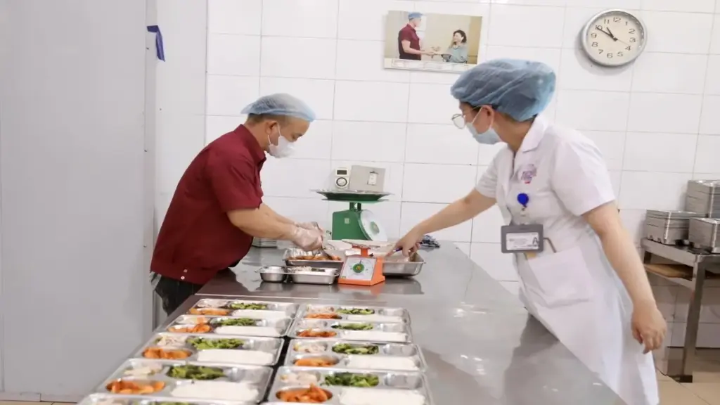 Sợ ăn nhiều sẽ "nuôi khối u", bệnh nhân ung thư rơi vào tình trạng suy kiệt