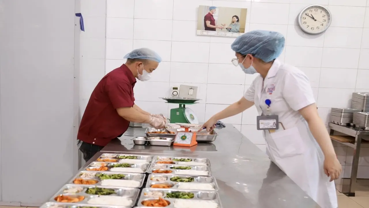 Sợ ăn nhiều sẽ "nuôi khối u", bệnh nhân ung thư rơi vào tình trạng suy kiệt