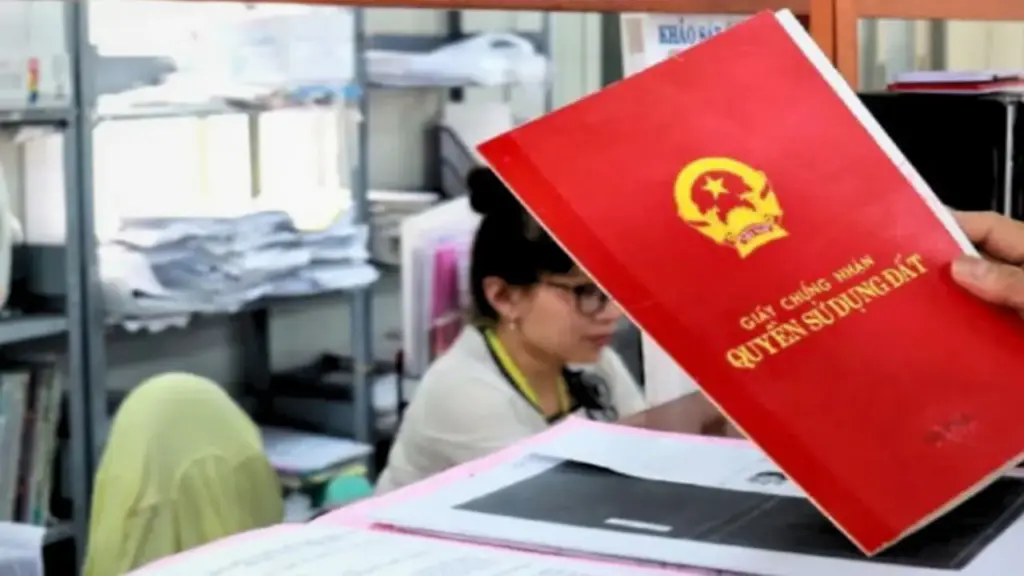 Sổ đỏ đã cầm cho ngân hàng, có thể vay thêm được không?