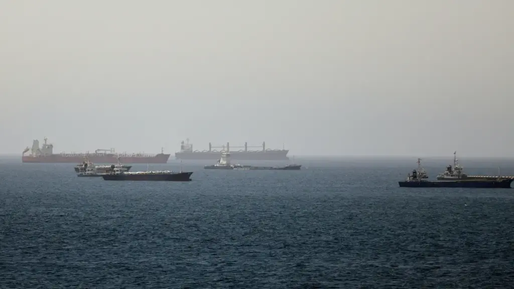 Số tàu qua Hormuz giảm mạnh sau các vụ tập kích