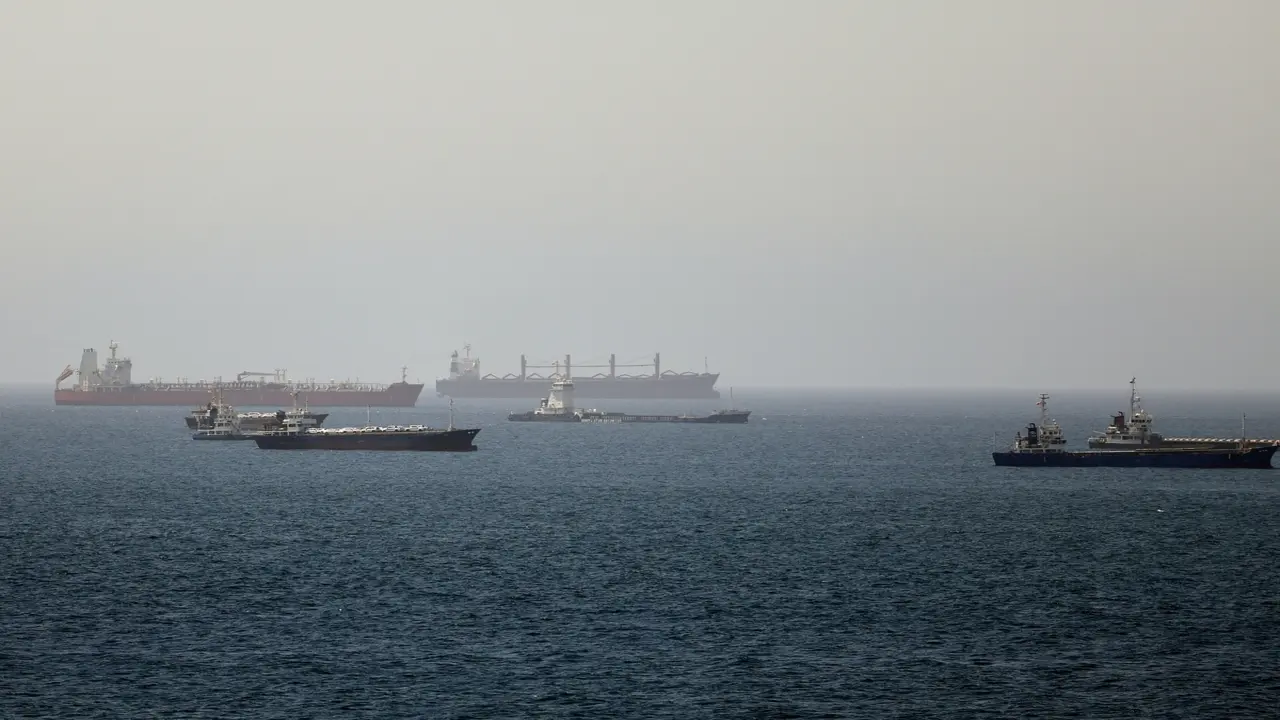 Số tàu qua Hormuz giảm mạnh sau các vụ tập kích