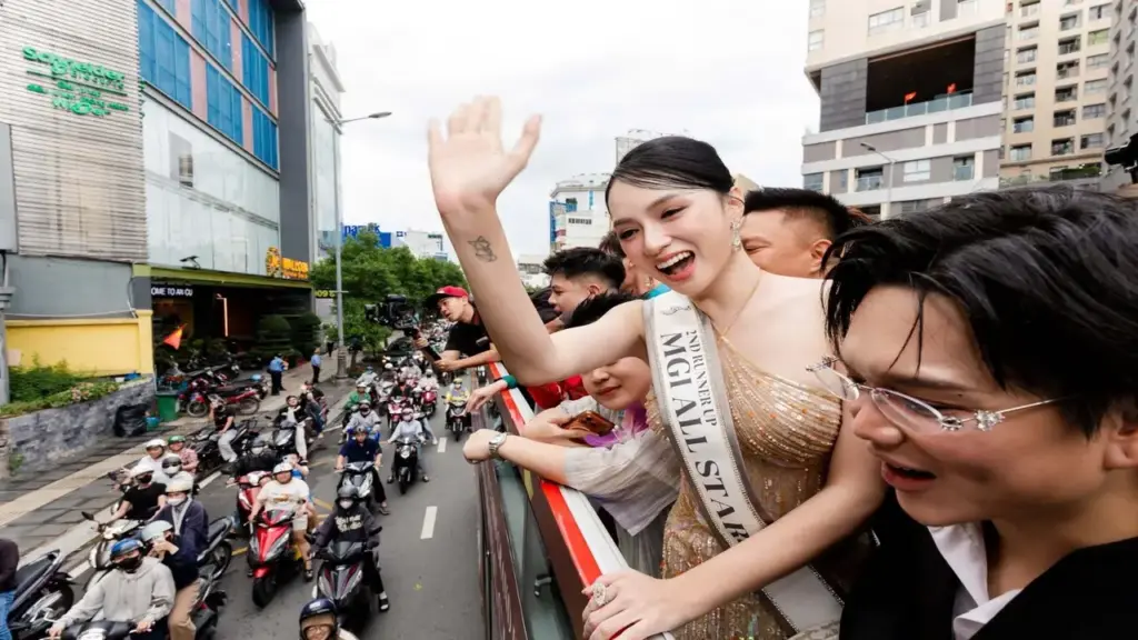 Sở Văn hóa TPHCM rà soát vụ Hương Giang diễu hành trên xe buýt
