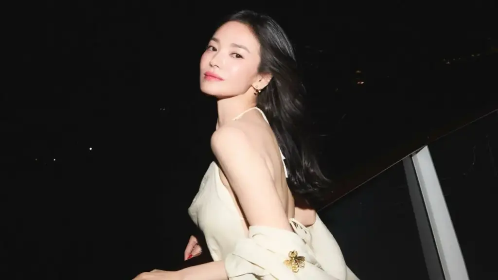 Song Hye Kyo gây sốt khi khoe lưng trần