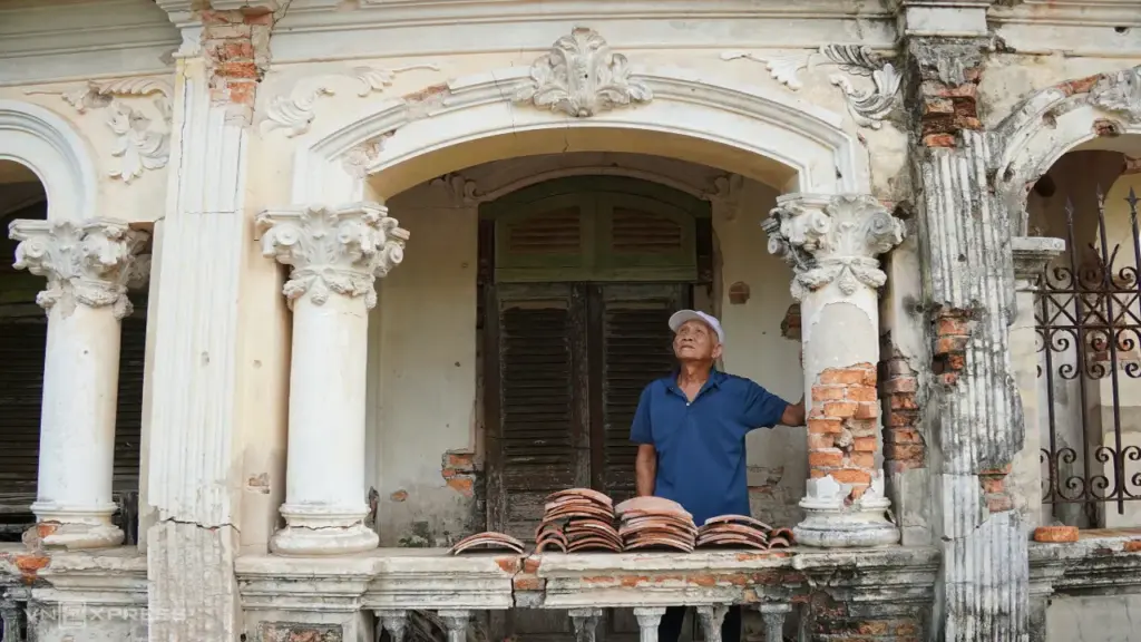 Sống khổ trong dinh thự trăm tuổi