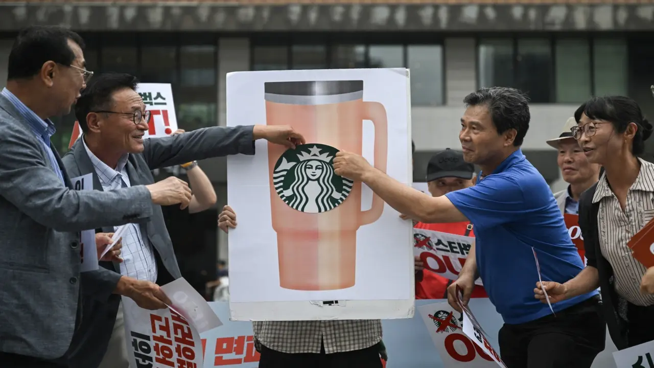 Starbucks Hàn Quốc đóng cửa toàn hệ thống để học lại lịch sử