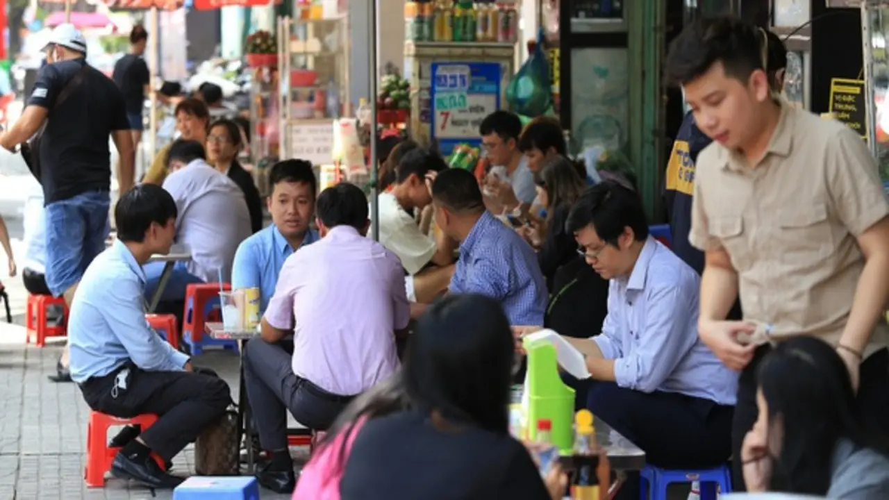 Suất ăn văn phòng 50.000 - 80.000 đồng/ngày, sao quy định tiền ăn trưa 1,2 triệu/tháng?