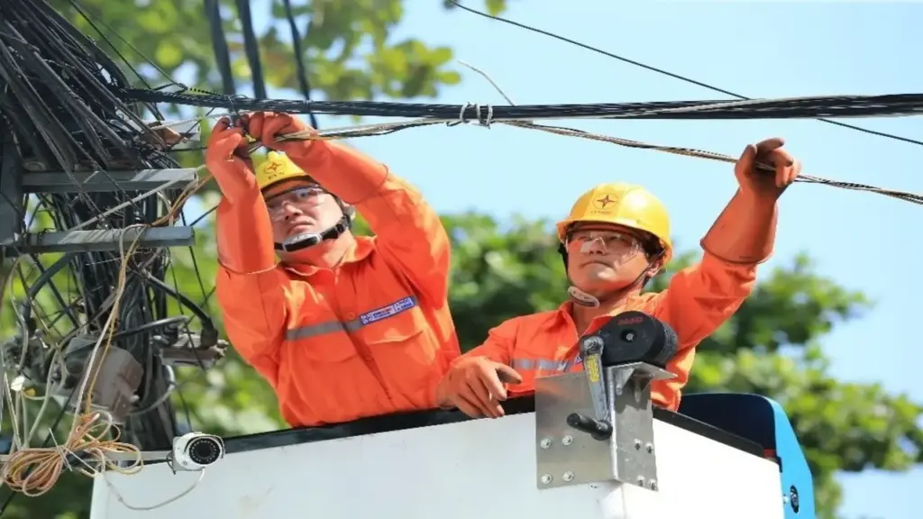 Tại sao hàng hóa khác dùng nhiều rẻ đi mà điện cứ dùng nhiều lại đắt hơn?
