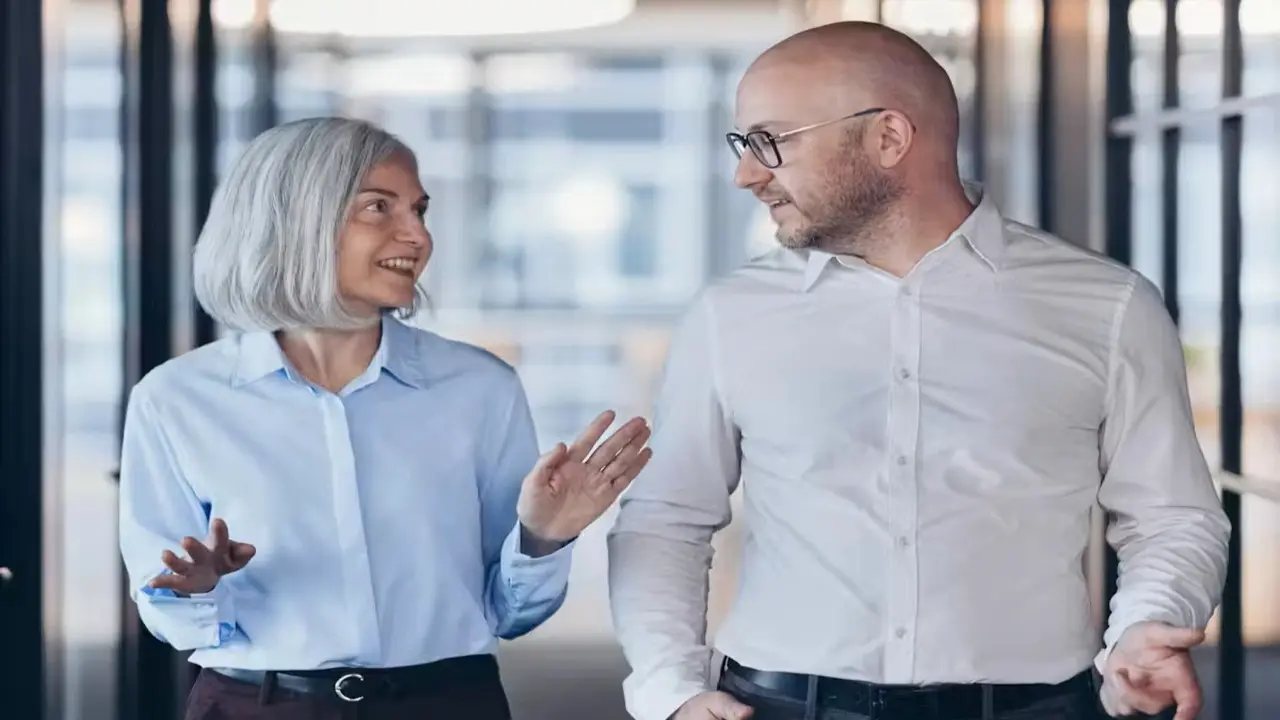 Tại sao nút áo và khóa kéo lại ở hai bên khác nhau trên quần áo nam và nữ?