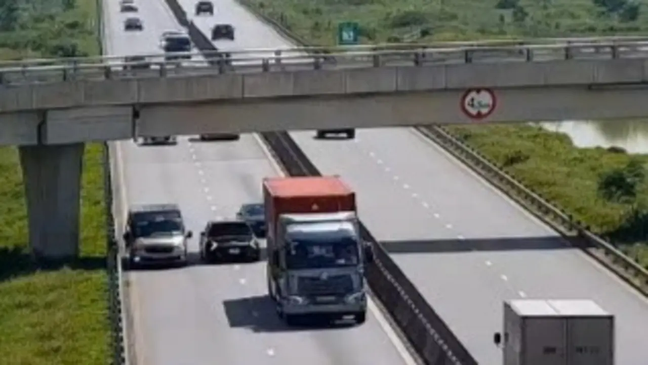 Tài xế bị phạt 13 triệu đồng vì dừng ô tô cho khách đi vệ sinh trên cao tốc
