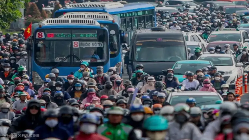 Tài xế xe buýt '3h30 dậy, 22h về đến nhà, nửa đêm đi ngủ'