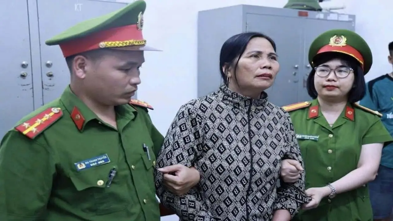 Tạm giữ người phụ nữ ném vỡ kính chắn gió máy xúc công trường