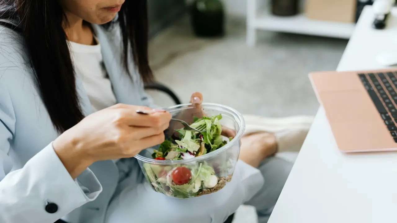 Tâm sự của sếp 26 năm mang cơm đi làm