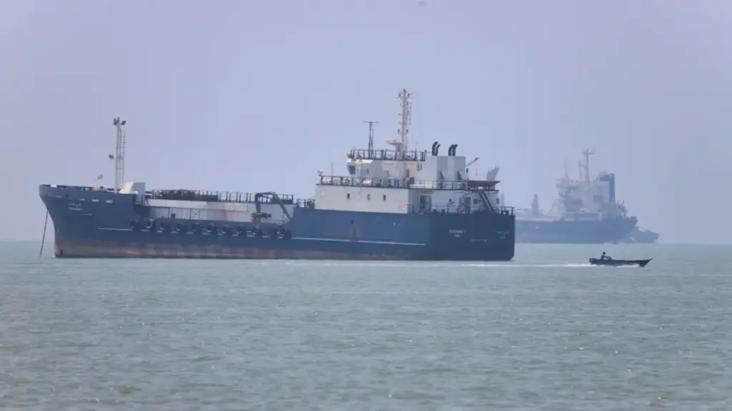 Tàu hàng hư hại vì trúng 'vật thể chưa xác định' ở eo biển Hormuz
