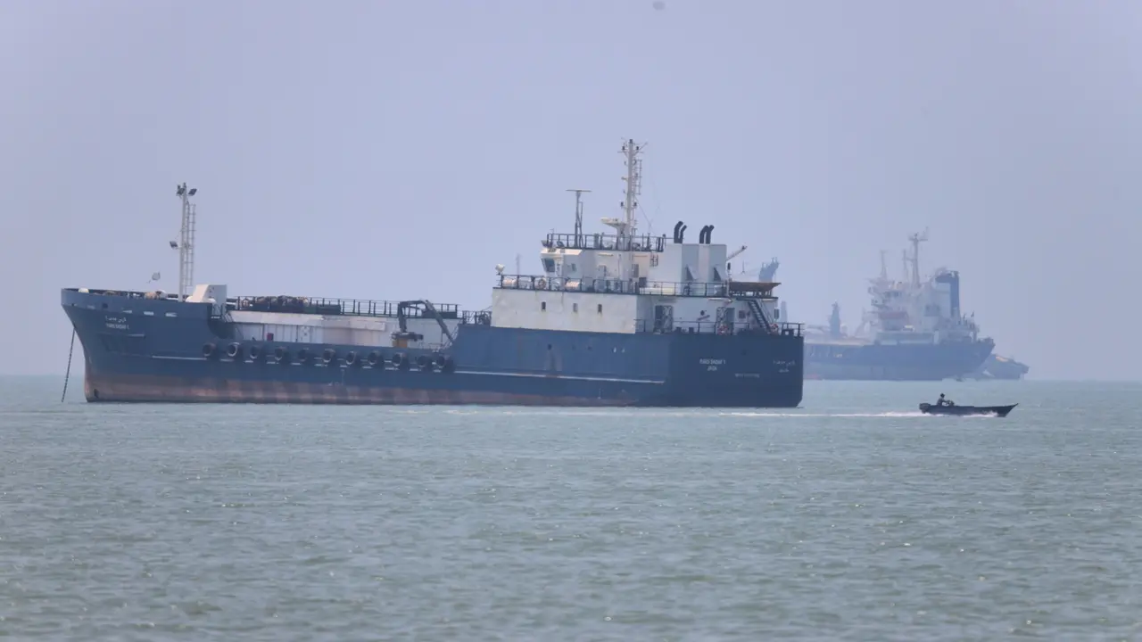 Tàu hàng hư hại vì trúng 'vật thể chưa xác định' ở eo biển Hormuz