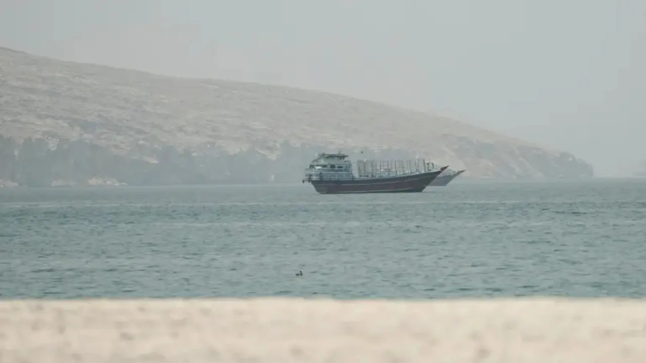Tàu hàng trúng hỏa lực gần eo biển Hormuz