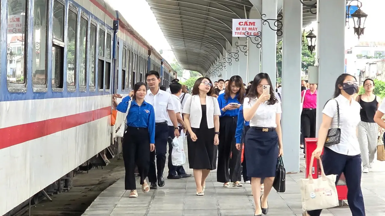 Tàu hỏa chở bác sĩ BV Bạch Mai đi Hà Nội - Phủ Lý hằng ngày