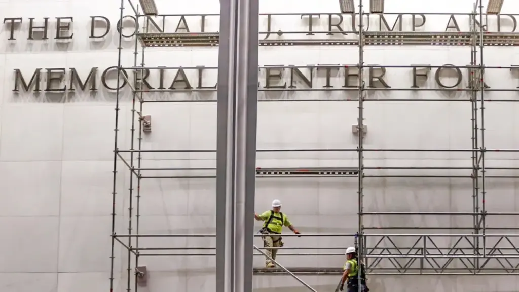 Tên Tổng thống Trump đã bị gỡ khỏi biển hiệu Trung tâm Kennedy