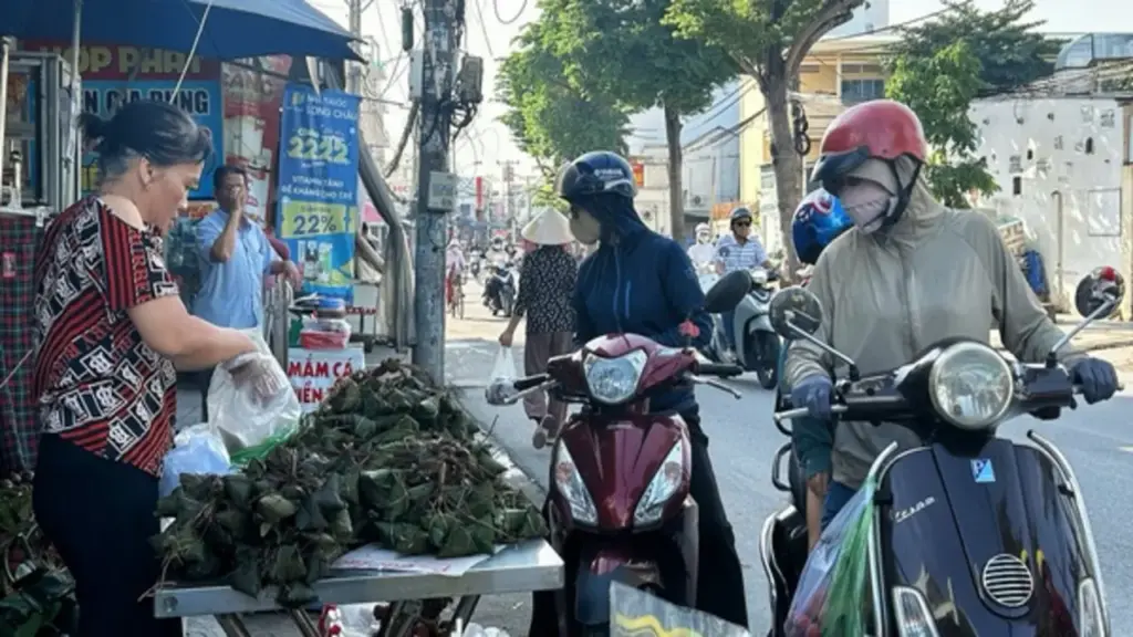 Tết Đoan Ngọ ăn bánh ú tro, nhớ quê nhà da diết
