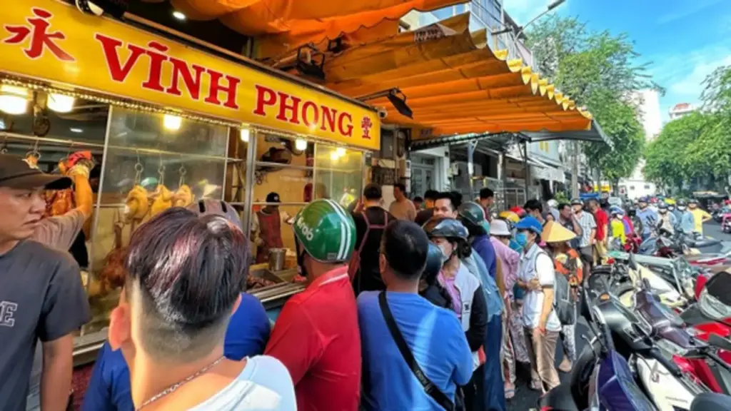 Tết Đoan Ngọ: Đông nghẹt người xếp hàng mua vịt quay ở TP.HCM, chờ tới 2 tiếng