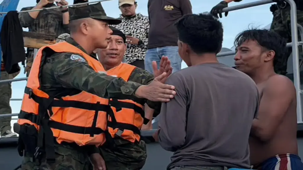 Thái Lan cứu 4 ngư dân Indonesia trôi trên biển 9 ngày, khâu bao tải làm cánh buồm