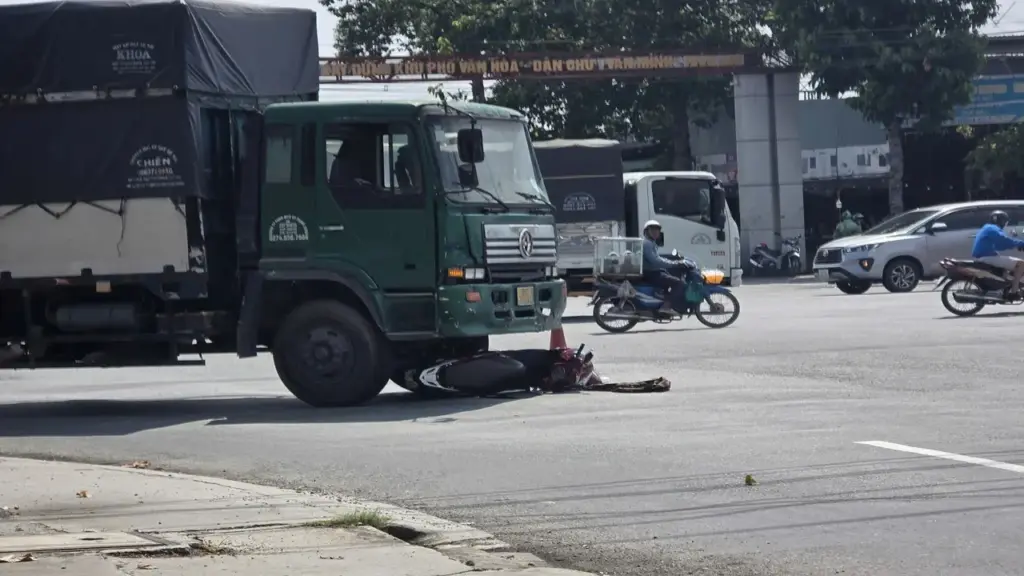 Thai phụ sắp sinh bị xe tải cán tử vong ở TPHCM
