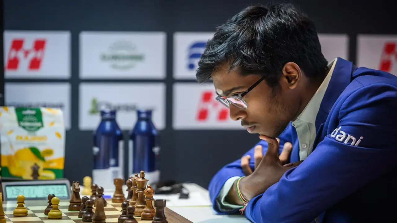 Thần đồng Ấn Độ lập kỳ tích khi hai lần đánh bại Carlsen trong một giải đấu