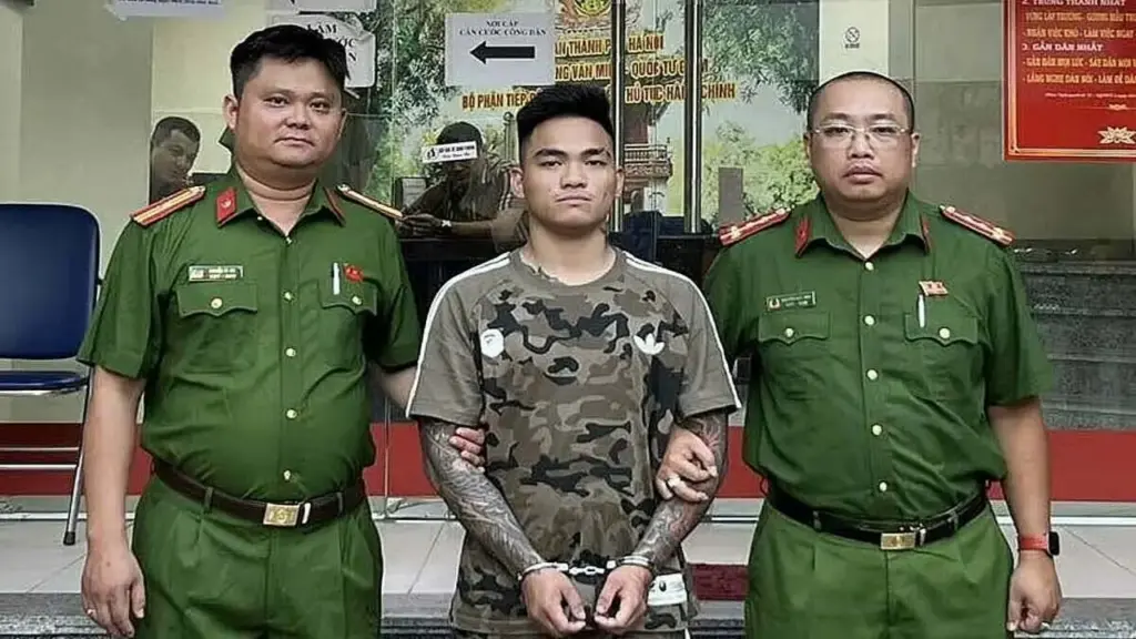 Thanh niên vác điếu cày đánh người ở Hà Nội bị bắt