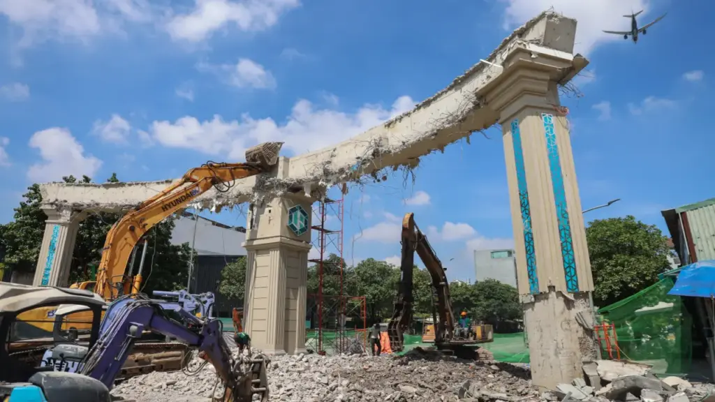 Tháo dỡ cổng chào, nhà dân mở rộng quốc lộ 13